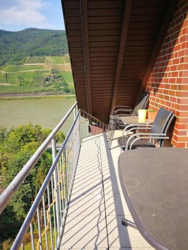 a balcony with a table and chairs and a view at Wunderschöne Aussicht garantiert in Trechtingshausen