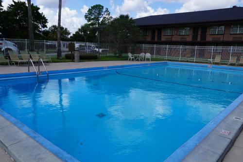a large blue swimming pool in front of a building at Econo Lodge Jacksonville South in Jacksonville