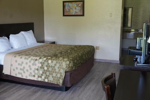 a bedroom with a bed in a hotel room at Econo Lodge Jacksonville South in Jacksonville