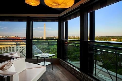 una sala de estar con vistas a la torre Eiffel en Hotel Washington, en Washington