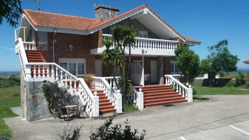 ein Haus mit einer Treppe und einer Veranda in der Unterkunft Hospedaje Vistamar in Isla