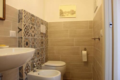 uma casa de banho com um lavatório e um WC em Casa Maria a San Pietro em Roma
