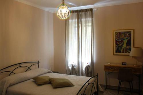um quarto com uma cama, uma janela e uma secretária em Casa Maria a San Pietro em Roma