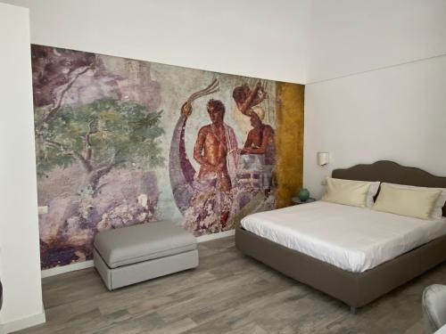 ein Schlafzimmer mit einem Bett und einem Gemälde an der Wand in der Unterkunft Soggiorno tra storia e design - la Domus in Ercolano