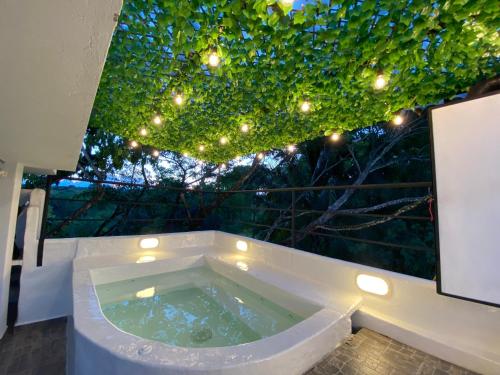 a jacuzzi tub in a room with lights at Aldea Bella Boutique in Doradal
