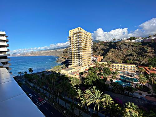 una vista sull'oceano dal balcone di un edificio di Acogedor estudio en Martianez a Puerto de la Cruz