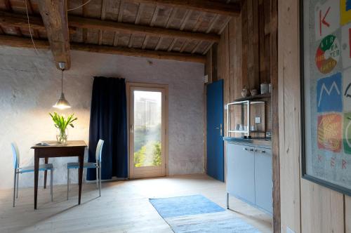 cocina y comedor con mesa y ventana en Casadesergio en Refrontolo