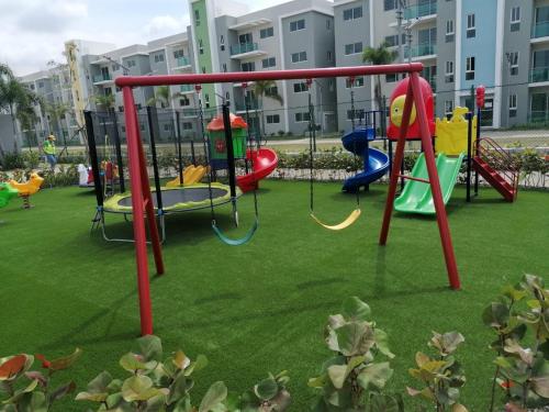 Ο χώρος παιχνιδιού για παιδιά στο Your Space piscina, parque infantil, 3 habitaciones , Res Breezes Santiago