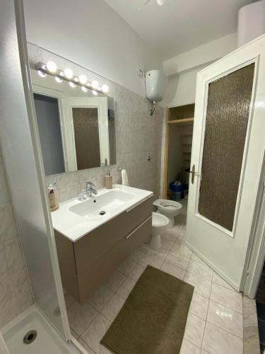 La salle de bains est pourvue d'un lavabo, de toilettes et d'un miroir. dans l'établissement La FINESTRA SUL LAGO DI BOLSENA, à Marta