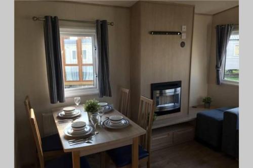 Gambar di galeri bagi 8 berth Caravan at Parkdean Camber Sands di Camber