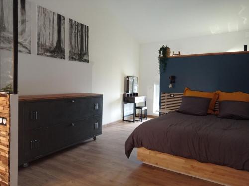 1 dormitorio con 1 cama grande y vestidor en L'espaco, en Saint-Jeure-dʼAy