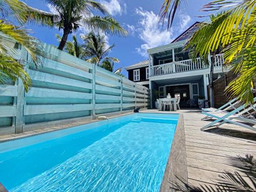 - une piscine en face d'une maison dans l'établissement Villa Casalilo, Orient Bay, à La Baie-Orientale