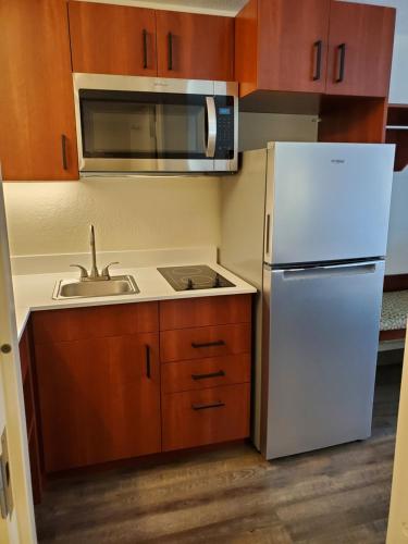 Кухня или мини-кухня в Suburban Studios Middlesboro
