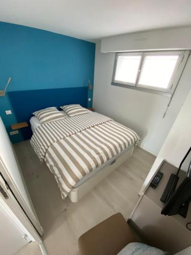 uma vista sobre um quarto com uma cama e uma janela em Roi Soleil em Le Touquet-Paris-Plage