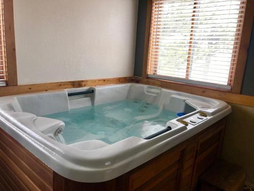 une grande baignoire remplie d'eau bleue dans l'établissement Mountain Shadows Resort, à Estes Park