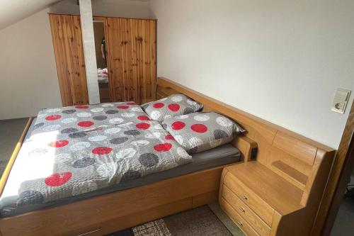 ein Bett mit zwei Kissen auf einem Zimmer in der Unterkunft Ferienwohnung im Herzen Allgäu in Altusried