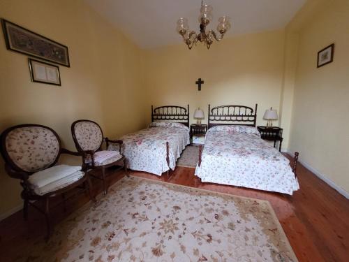 Tempat tidur dalam kamar di Apartamentos Puente Viesgo Viviendas Rurales