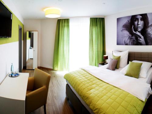 Un pat sau paturi într-o cameră la R & J Hotel