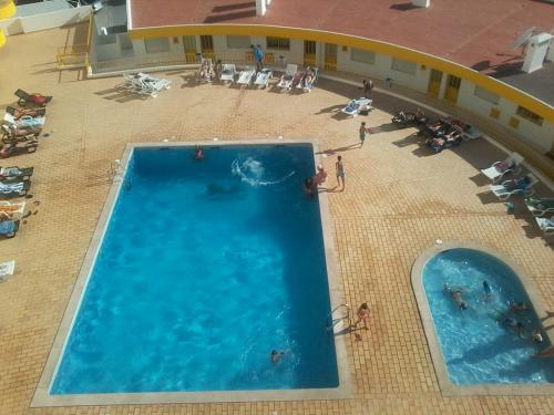una vista aérea de una piscina en un crucero en Apartamento Presidente-Praia da Rocha, en Portimão
