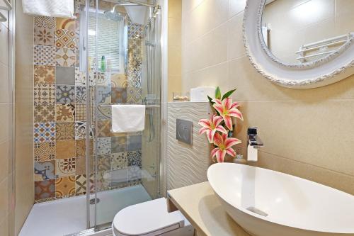 y baño con lavabo, aseo y espejo. en Paradise Starry Suite-City center Belgrade en Belgrado