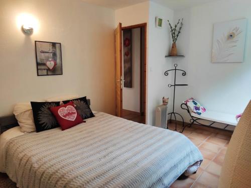 Un dormitorio con una cama con almohadas encima. en Maison charmante à Maillane avec piscine privée, en Maillane