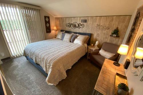 a bedroom with a large bed and a couch at Cabernet Cottage in Cottonwood