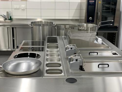 th Hotel Leipzig Messeにあるキッチンまたは簡易キッチン
