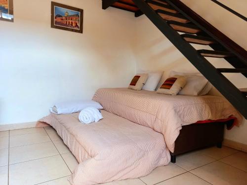 2 camas en una habitación con escalera en Loft Andino I - Comfort moderno a 5' del centro en Salta