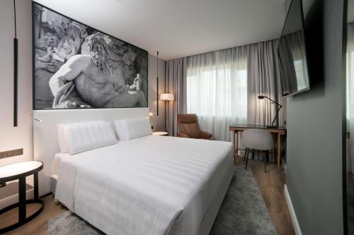 ein Schlafzimmer mit einem großen weißen Bett in einem Zimmer in der Unterkunft Radisson Blu GHR Rome in Rom