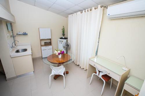 a kitchen with a table and a sink in a room at Posada Blanca Hotel Boutique in Piura