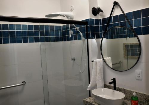 a bathroom with a shower and a sink at Aconchegante apartamento Teresópolis in Teresópolis