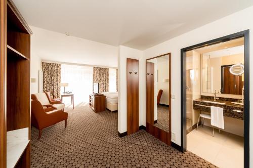 Letto o letti in una camera di Dorint Herrenkrug Parkhotel Magdeburg