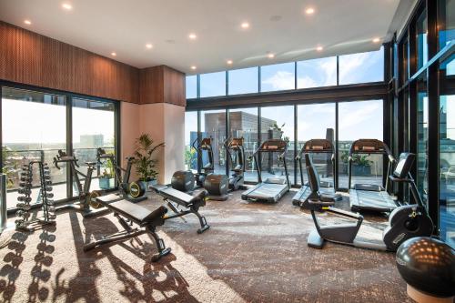 - une salle de sport avec des tapis de course et des équipements de cardio-training dans un bâtiment dans l'établissement Crowne Plaza Adelaide, an IHG Hotel, à Adélaïde