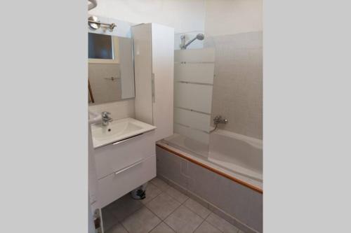 une salle de bain avec une baignoire, un lavabo et une douche dans l'établissement La Céret'nitude, à Céret