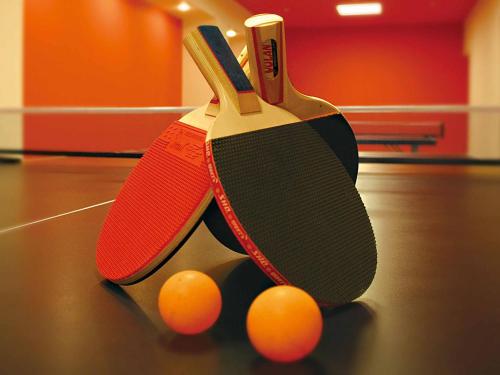 two tennis rackets and two balls on a table at Ooedo Onsen Monogatari Yamashiro Saichoraku in Kaga