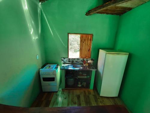 Virtuvė arba virtuvėlė apgyvendinimo įstaigoje Chalés e Camping Taquaral