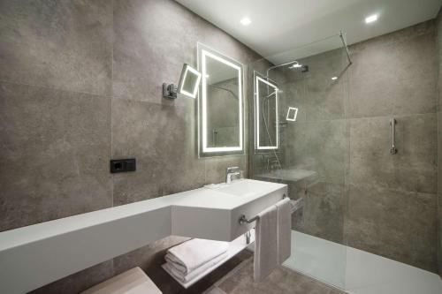 
A bathroom at Radisson Blu GHR Rome
