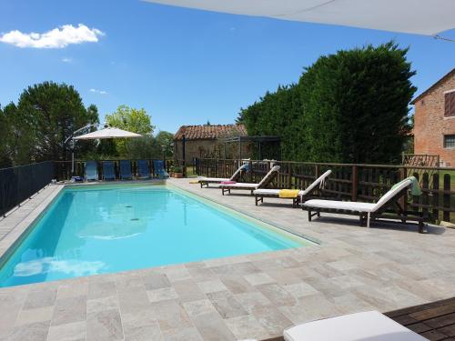 einen Pool mit zwei Stühlen und einer Rutsche in der Unterkunft Villa with swimming pool - air conditioning - Siena - 10 people - Tuscany crete in Asciano