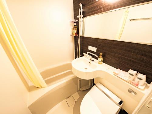 ein Badezimmer mit einem Waschbecken, einem WC und einer Badewanne in der Unterkunft Hotel chez toi Kanonji in Kanonji