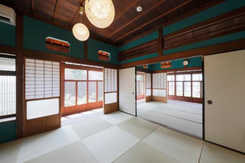 een lege kamer met deuren en ramen in een gebouw bij HACDAI / Vacation STAY 55047 in Beppu