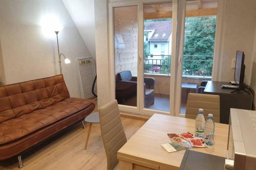 un salon avec un canapé et une table dans l'établissement Meublé du 25 N6 étage 2, à Niederbronn-les-Bains