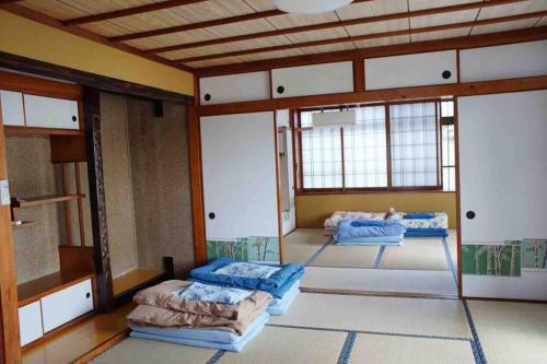 En eller flere senge i et værelse på Japanestジャパネスト