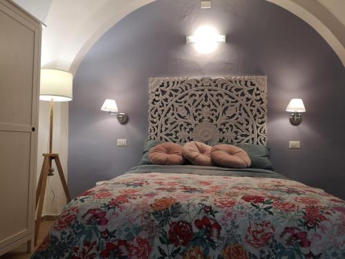 1 cama con 2 almohadas en una habitación en L'Angolo dei Cavalieri, en Pisa