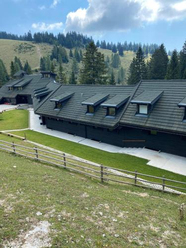 uma vista aérea de uma casa com um telhado em Pr Kopač Krvavec em Cerklje na Gorenjskem