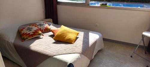 une chambre avec un lit avec deux oreillers dessus dans l'établissement Port Vincent, à La Grande Motte