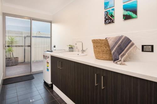 y baño con lavabo y encimera. en Roanoke Retreat, en Dunsborough