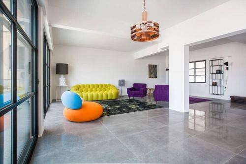 Posezení v ubytování Central Athens Super View Loft