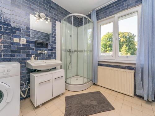een badkamer met douche, wastafel en toilet bij House Managers - Vintage Sopot in Sopot