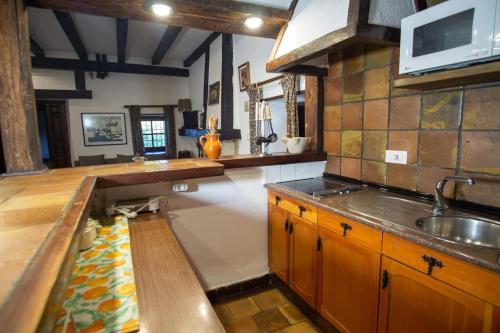 a kitchen with a sink and a counter top at Casa Rural La Central-Peñagorda in El Barco de Ávila