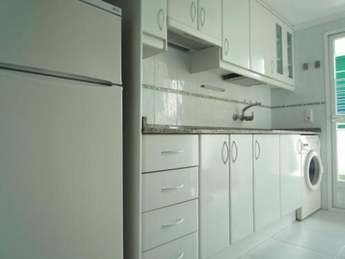 Kjøkken eller kjøkkenkrok på Apartamentos Marblau Varios 1, 2 y 3 dormitorios - Julio y Agosto SOLO FAMILIAS